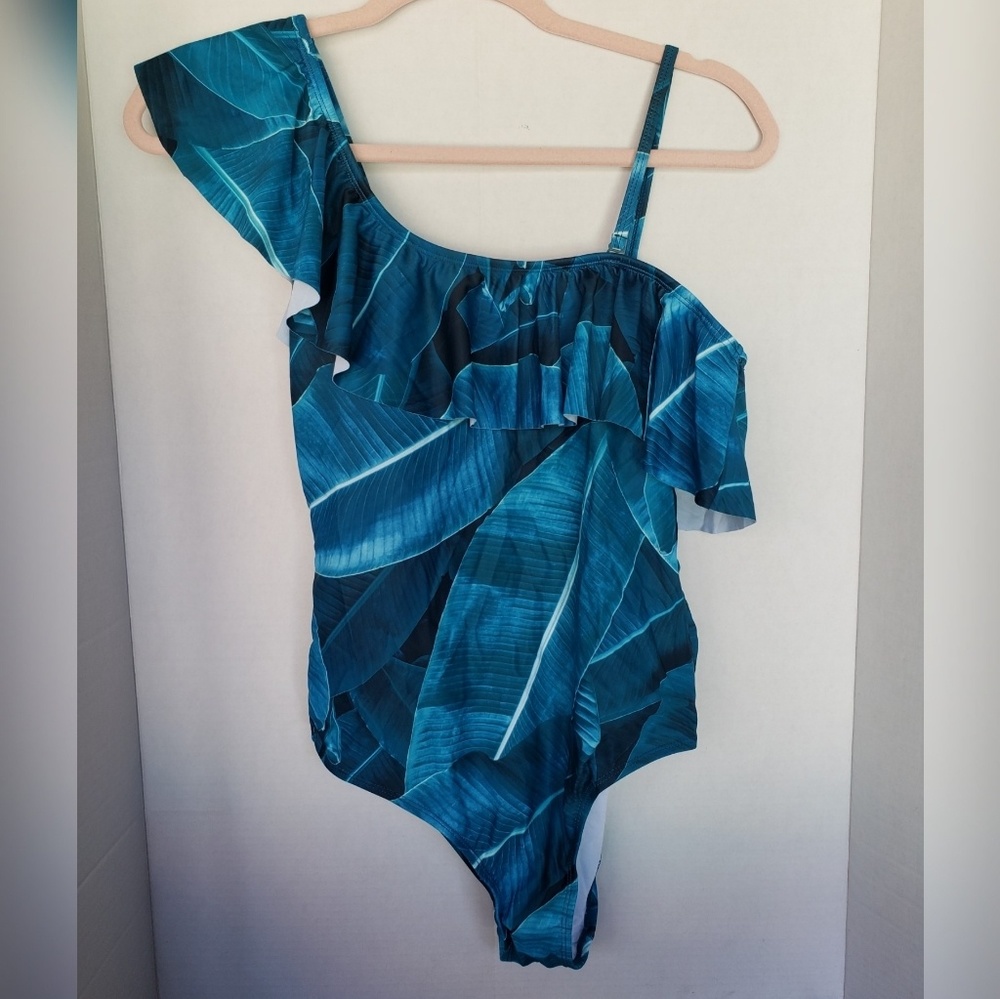 One shoulder-one piece bathing suit
